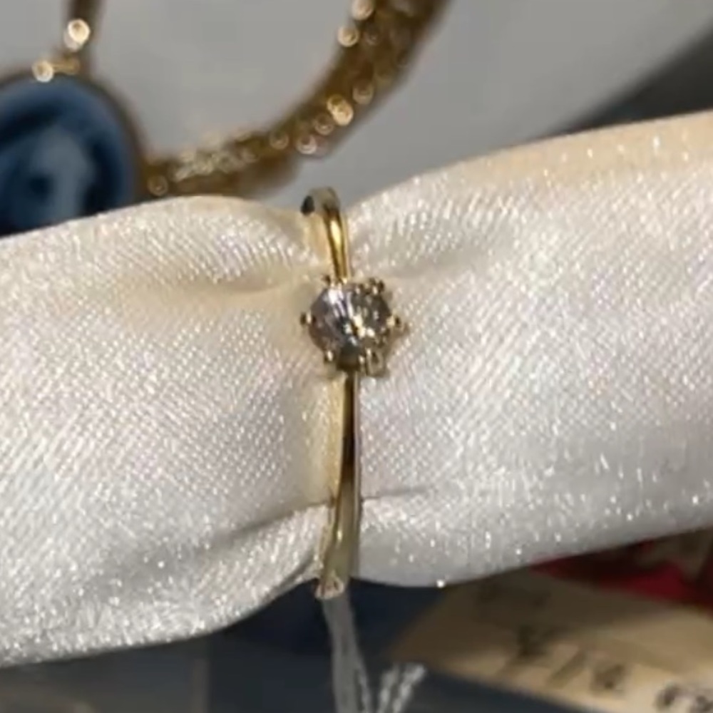 18 carat gold  solitaire ring with diamond
